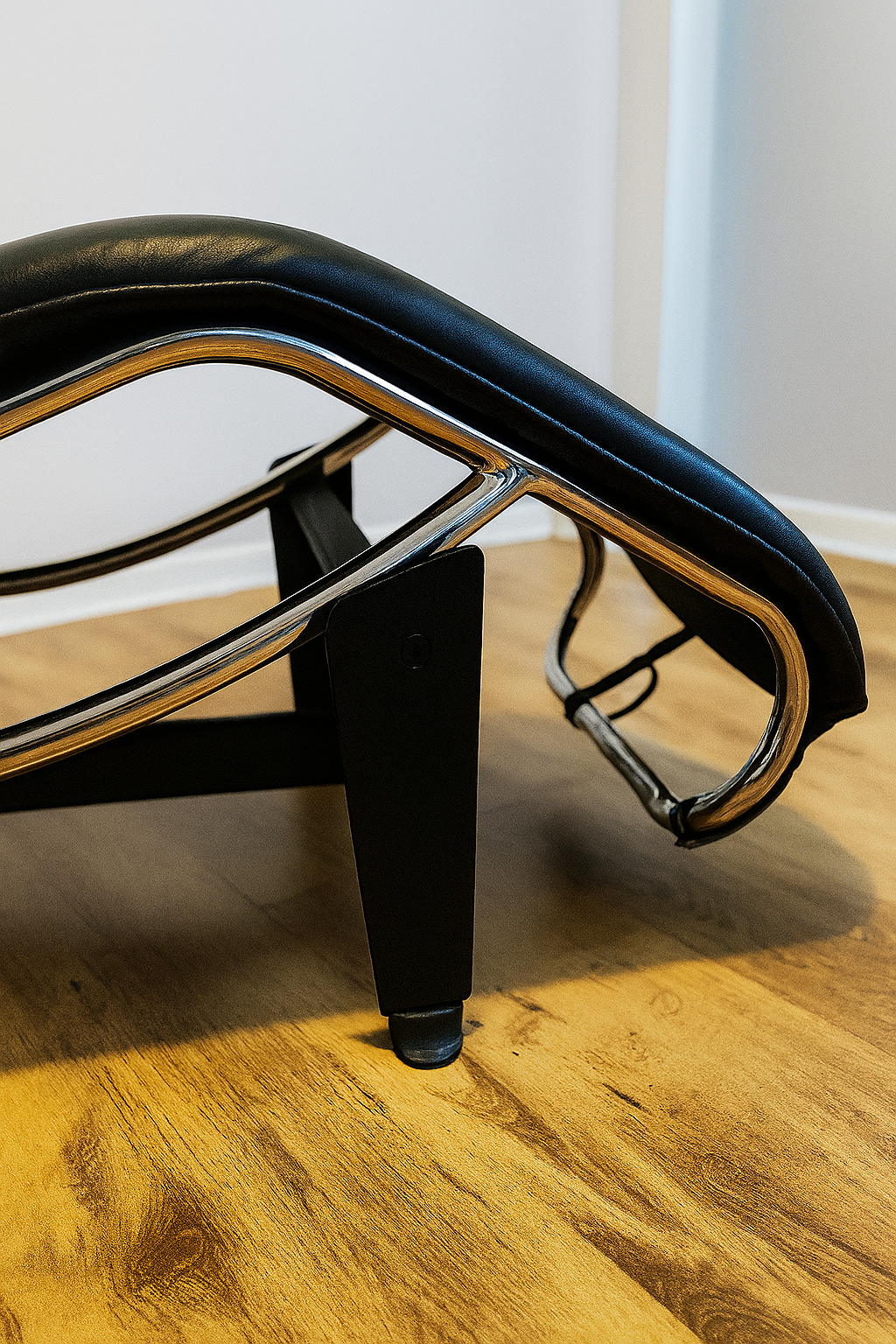 Premium LC4 Chaise Lounge (style) – Genuine Black Leather