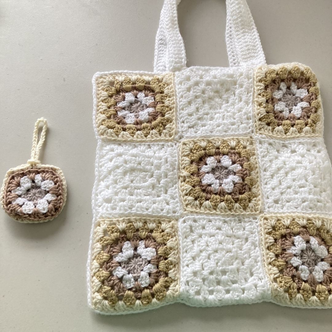 Crocheted Tote/Beach Bag with Matching Lining and Zipper 