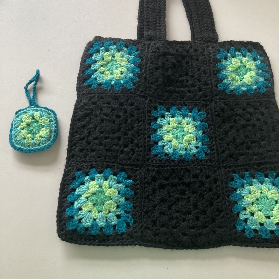 Crocheted Tote/Beach Bag with Matching Lining and Zipper 