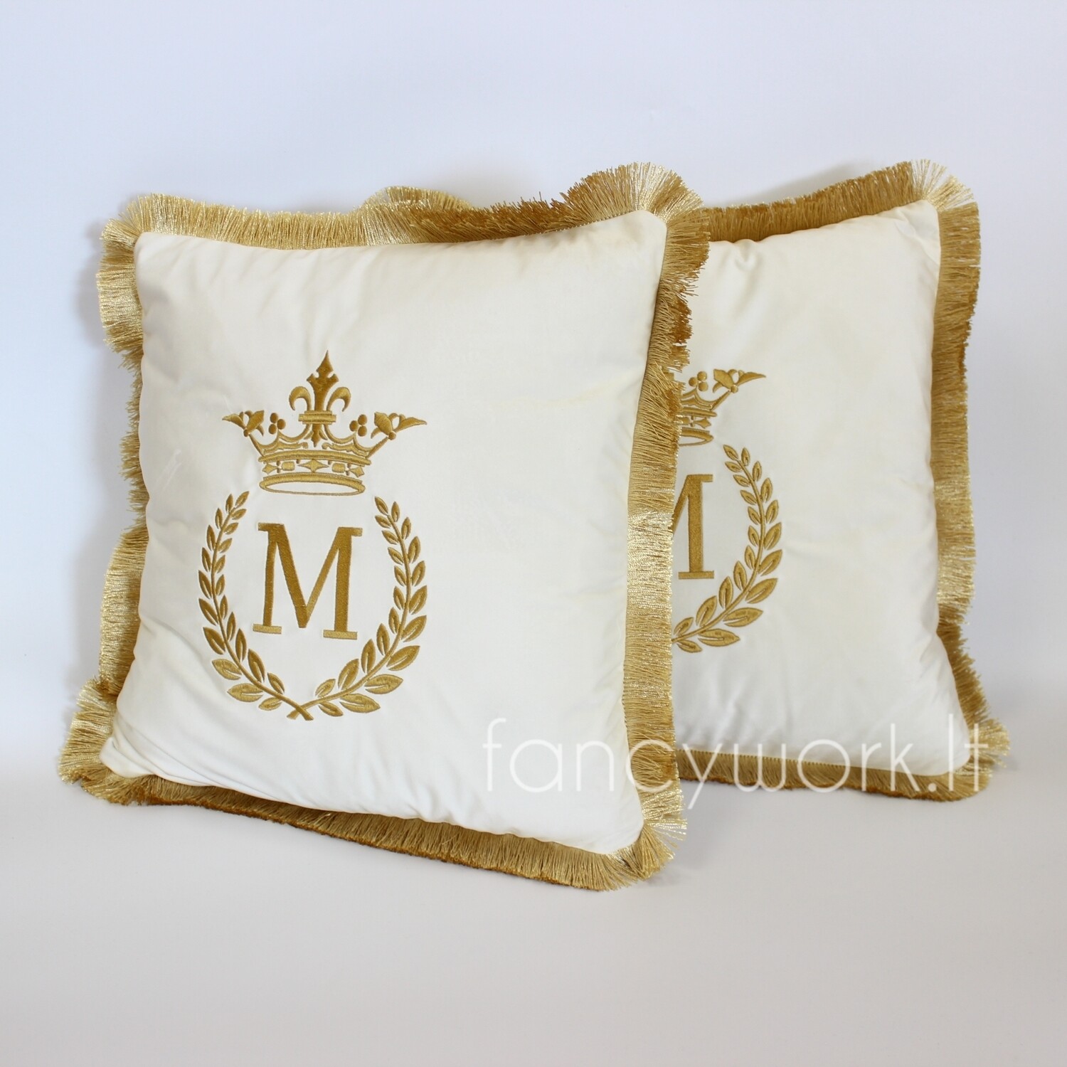 Siuvinėta pagalvėlė su kutų kanteliu