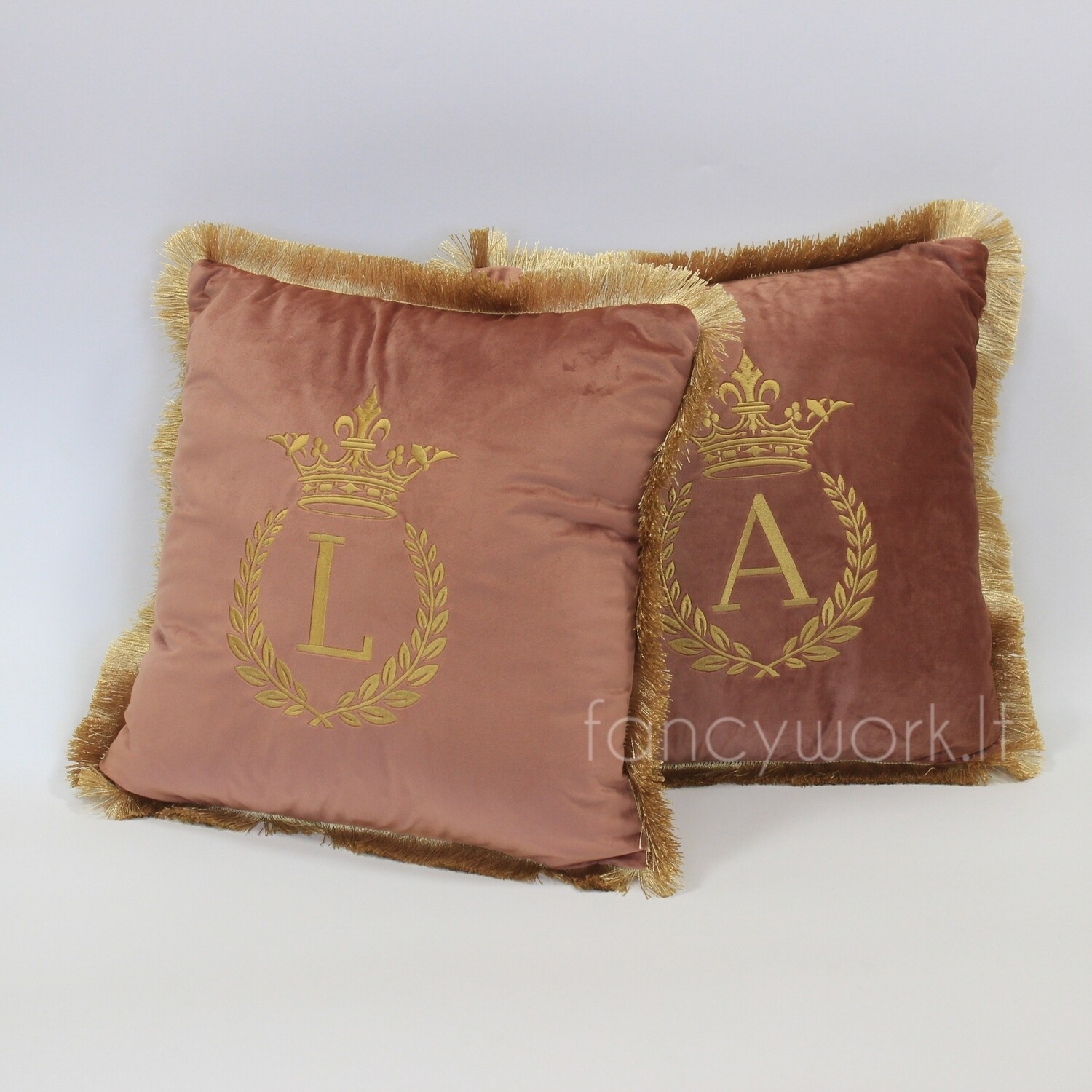 Siuvinėta pagalvėlė su kutų kanteliu