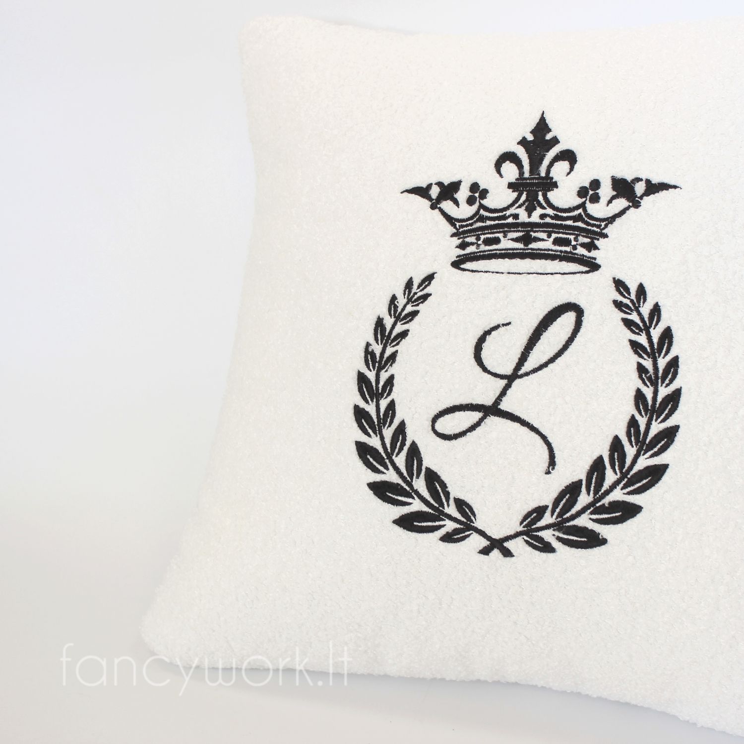 Siuvinėta teddy pagalvėlė su inicialu CR1