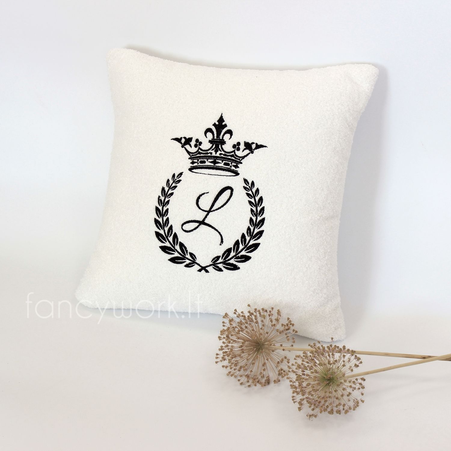 Siuvinėta teddy pagalvėlė su inicialu CR1