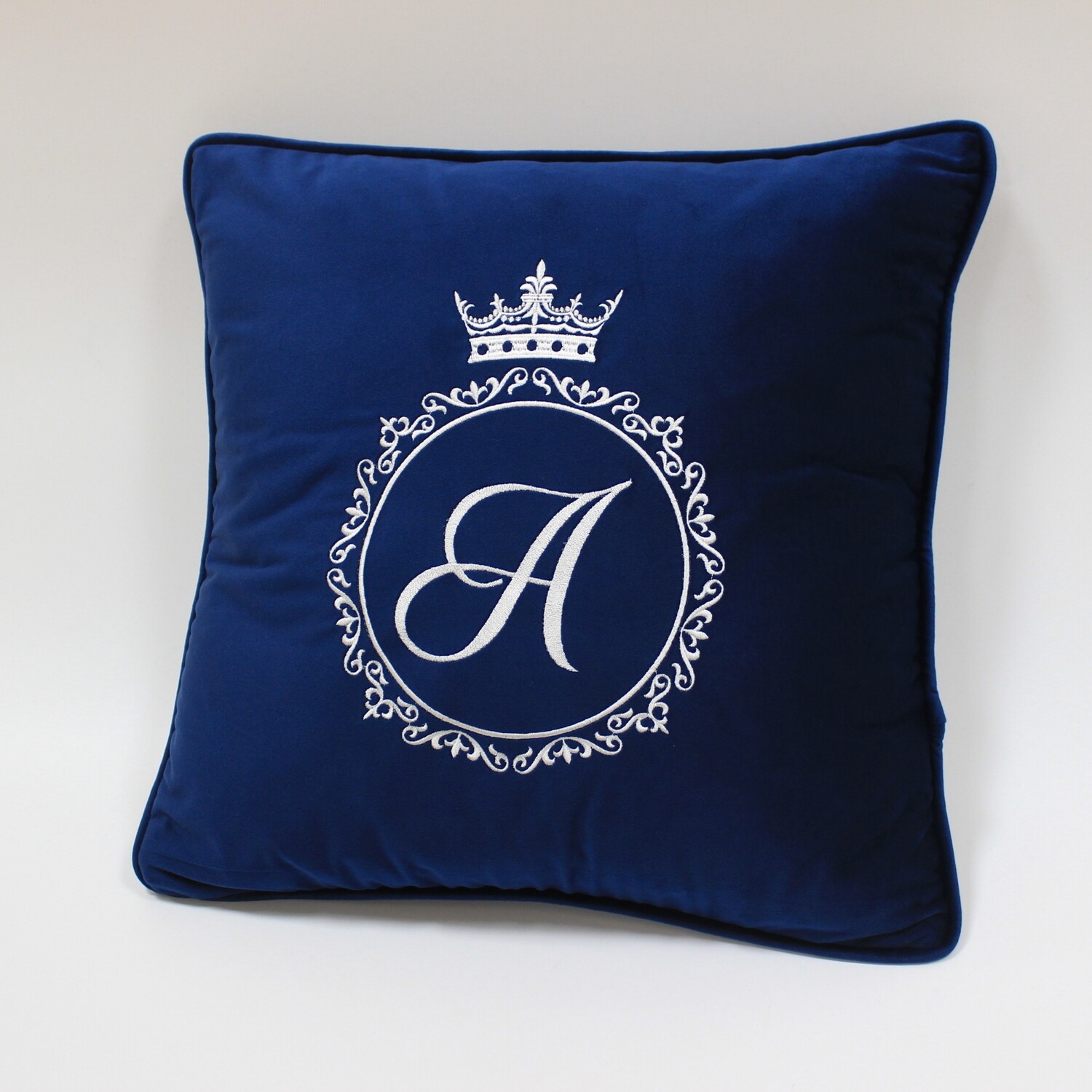 Siuvinėta pagalvėlė su inicialu CR3