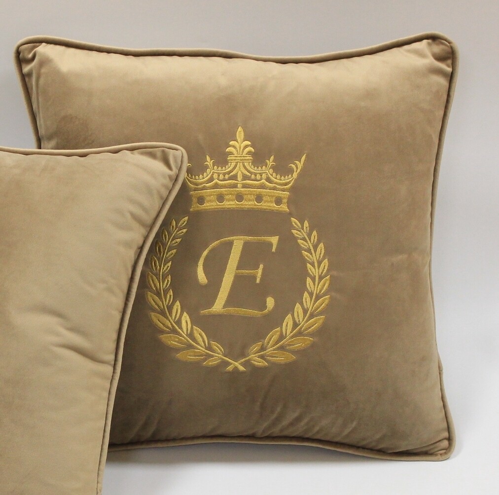 Siuvinėta pagalvėlė su inicialu CR4