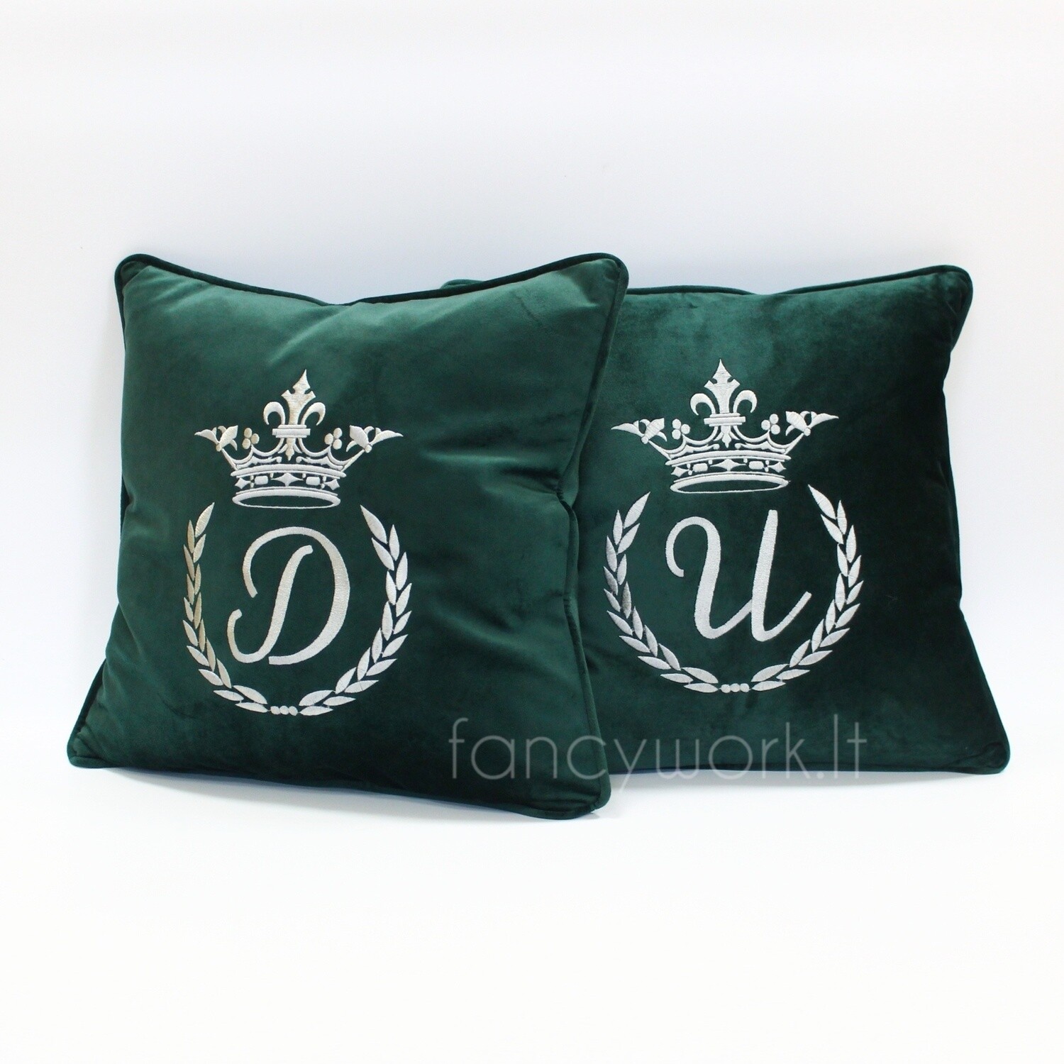 Siuvinėta pagalvėlė su inicialu CR2