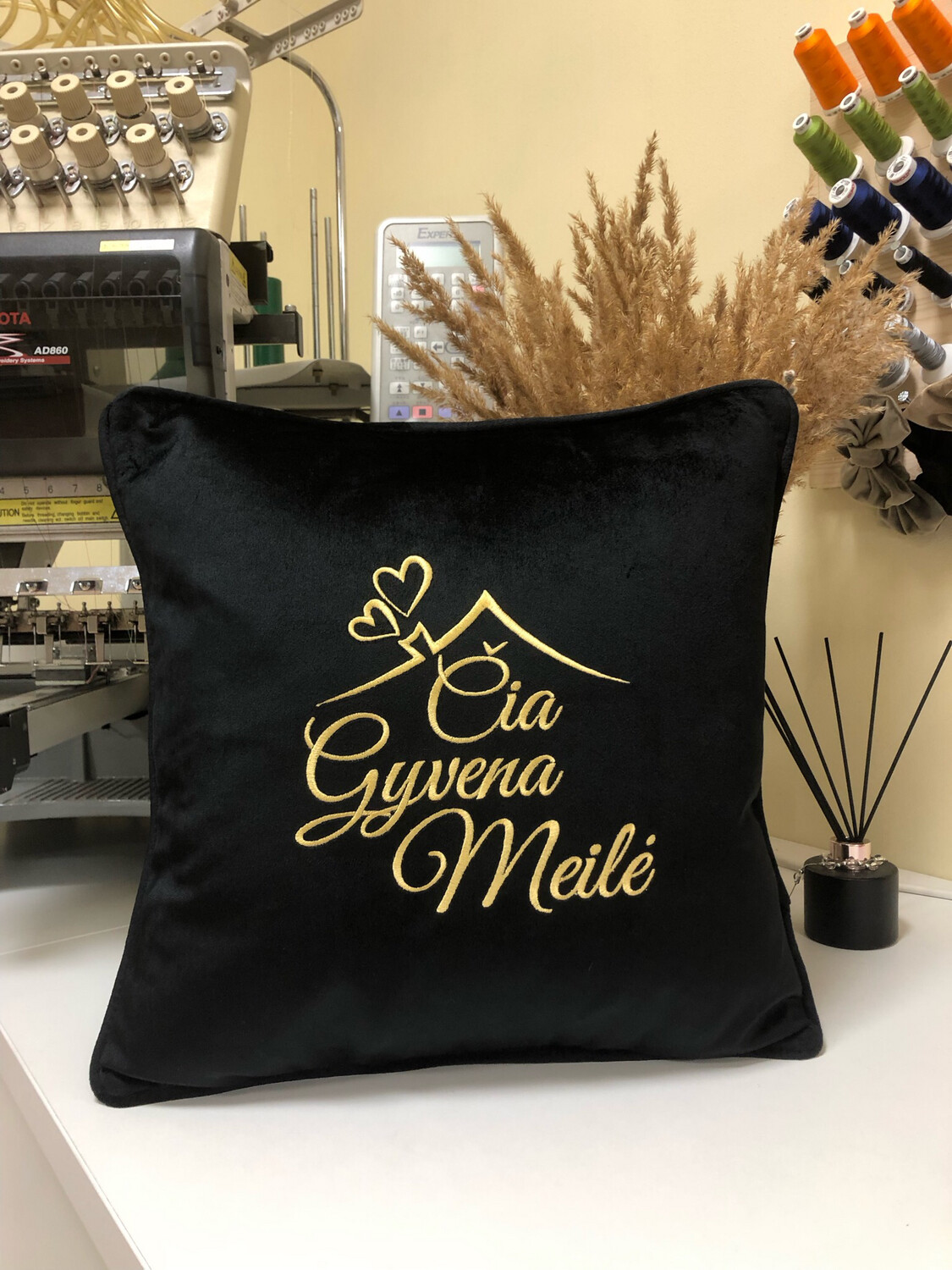 Siuvinėta pagalvėlė "Čia gyvena meilė"