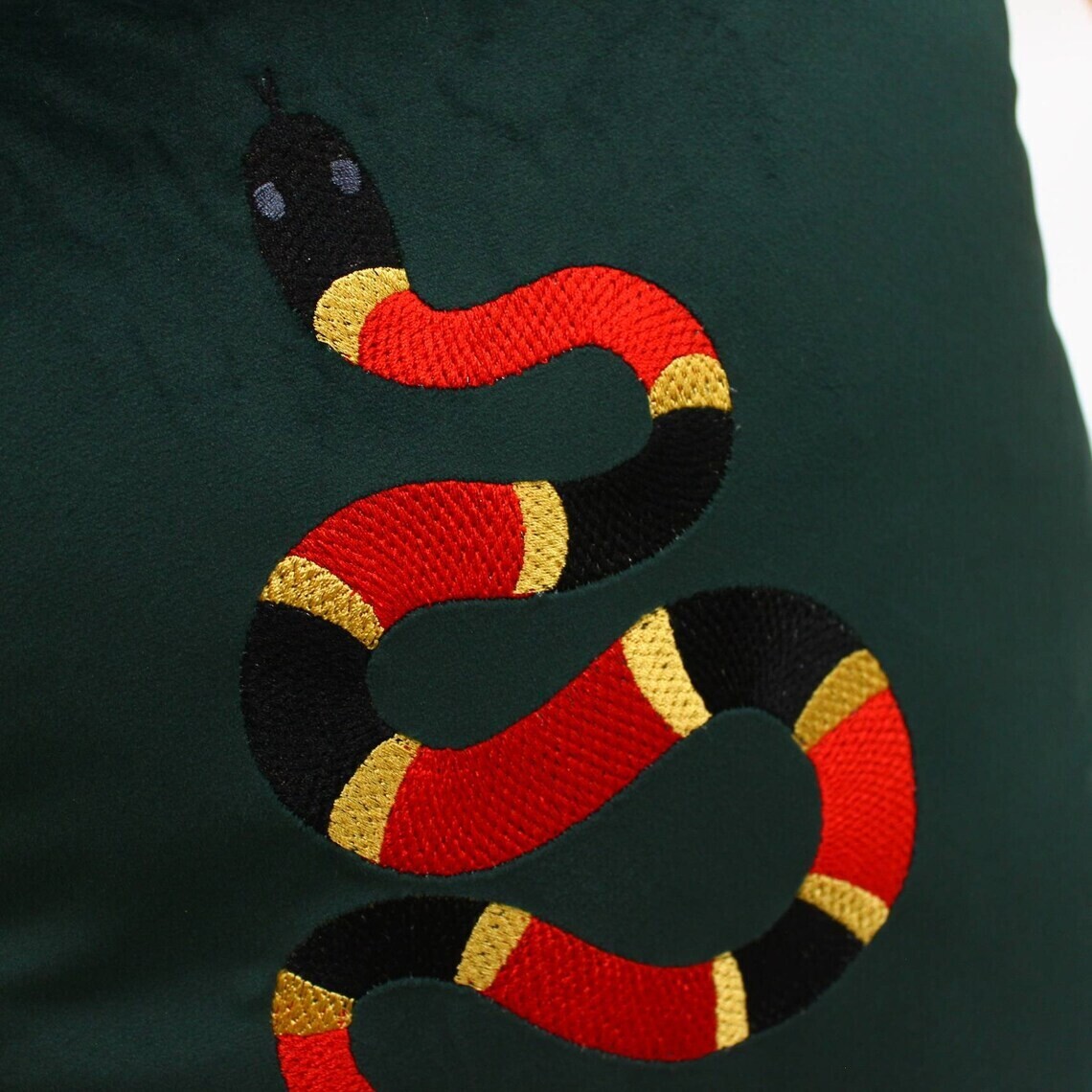 Siuvinėta pagalvėlė "Gyvatė"