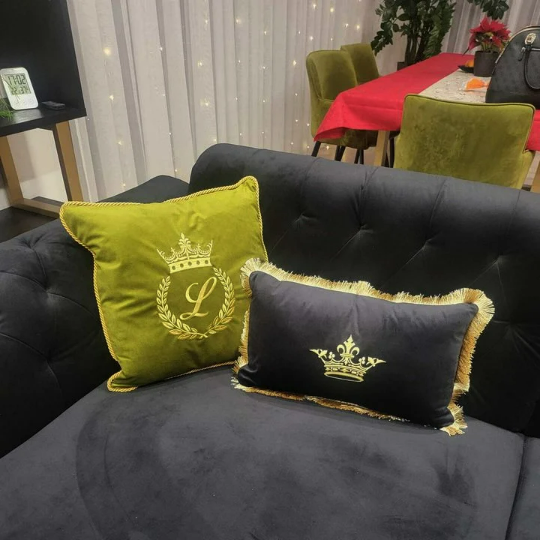 Siuvinėta pagalvėlė "Crown" 30x50
