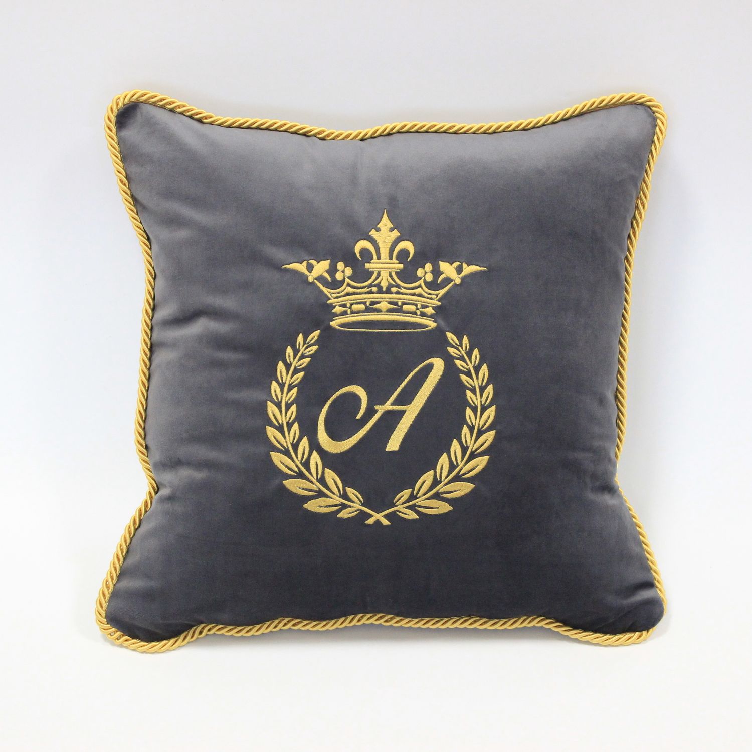 Siuvinėta pagalvėlė su dek. virvele 45x45