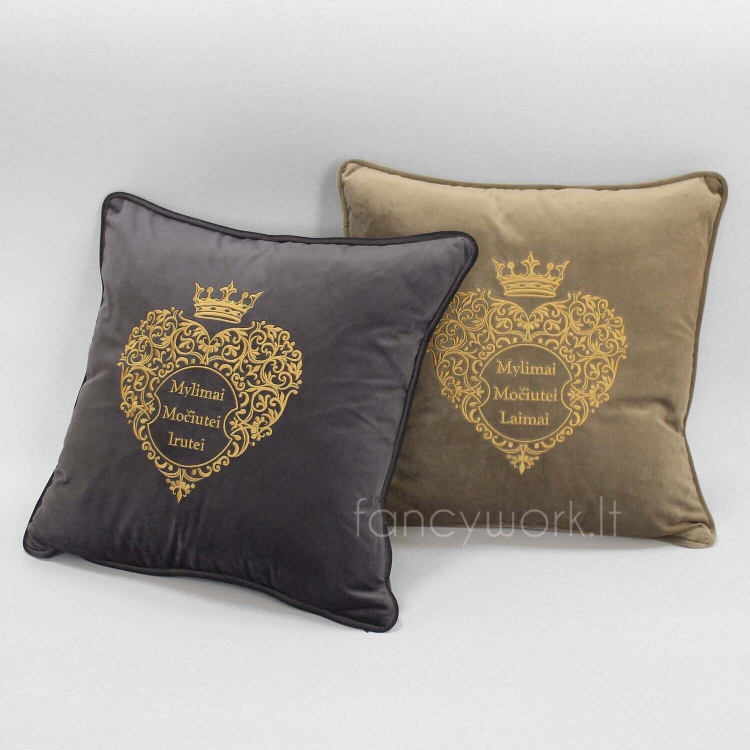 Siuvinėta pagalvėlė "Širdis"
