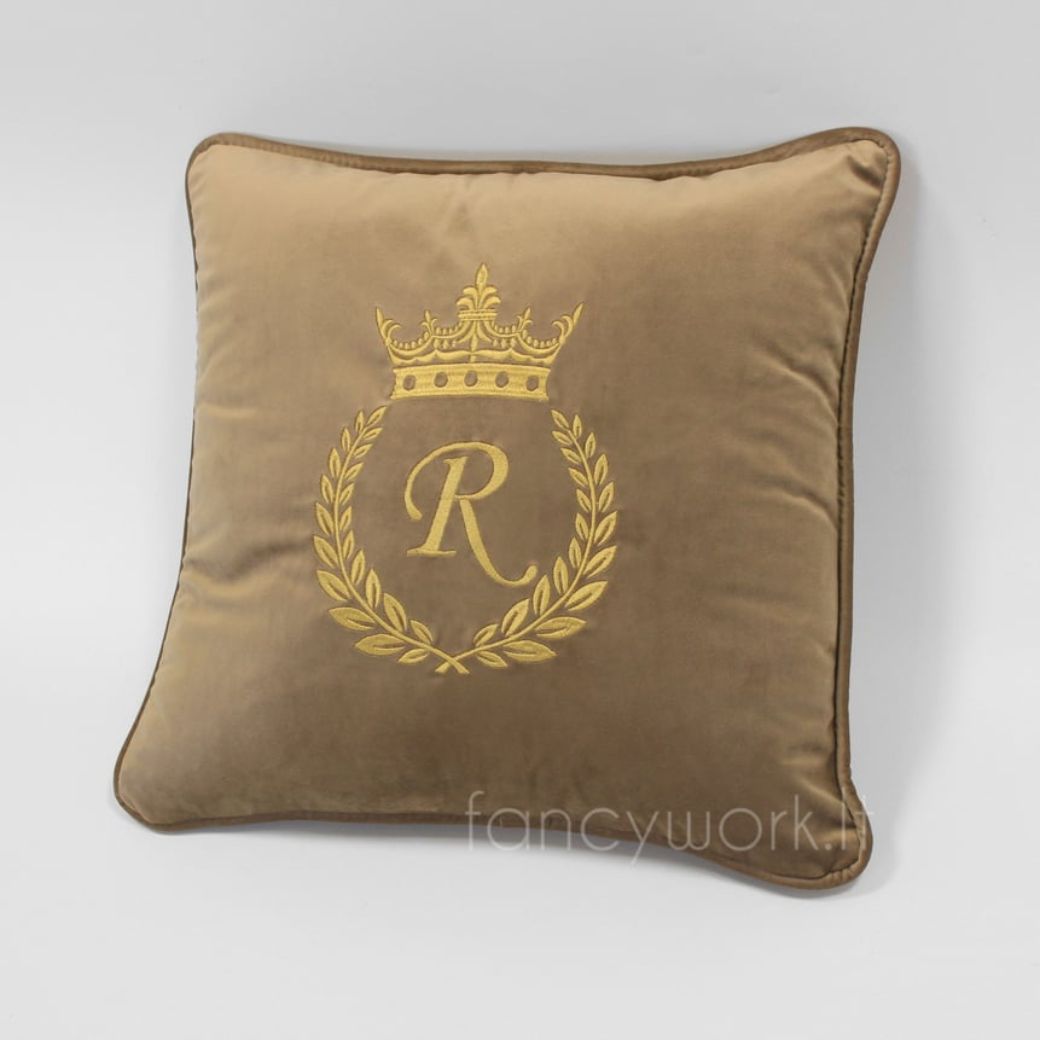 Siuvinėta pagalvėlė su inicialu CR4