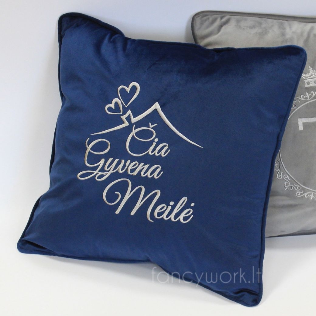 Siuvinėta pagalvėlė "Čia gyvena meilė"
