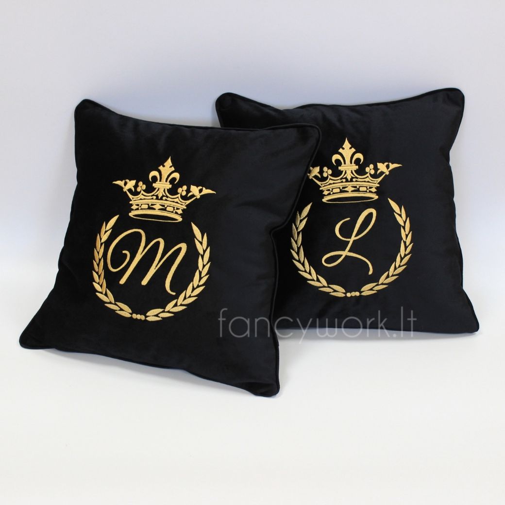Siuvinėta pagalvėlė su inicialu CR2