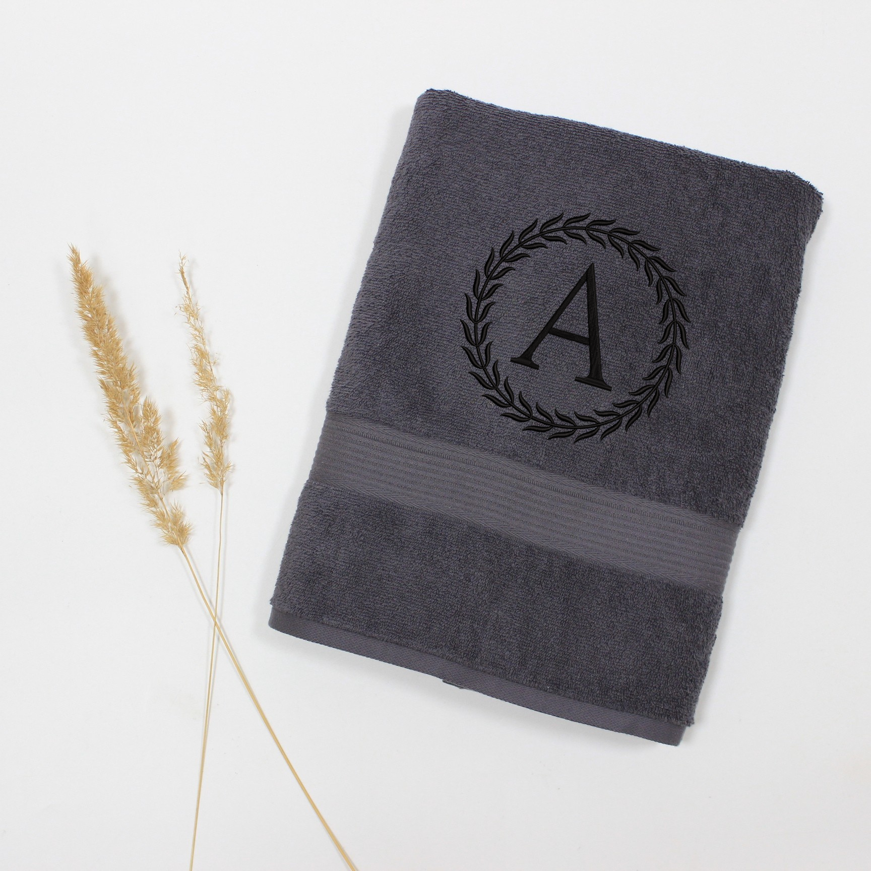 Rankšluostis su inicialu "Simple"