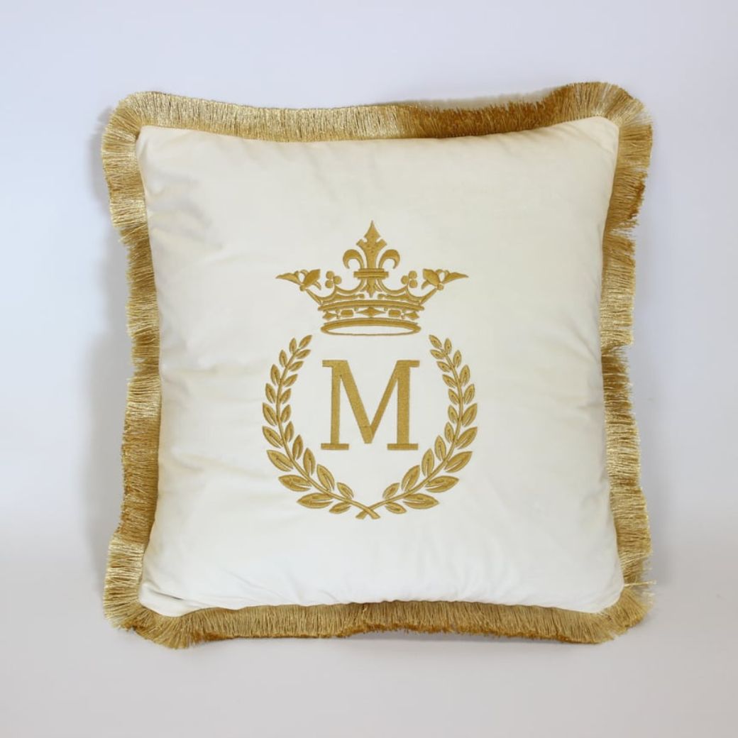 Siuvinėta pagalvėlė su kutų kanteliu