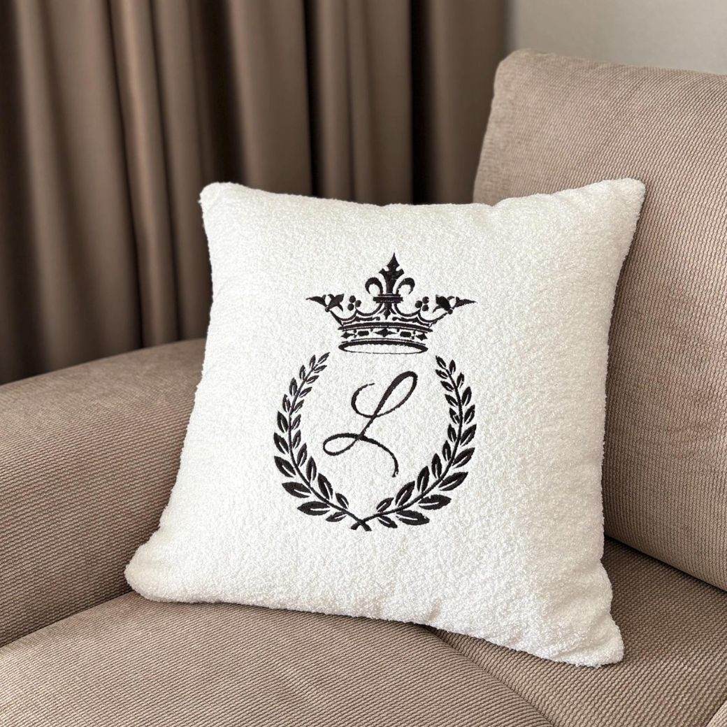 Siuvinėta teddy pagalvėlė su inicialu CR1