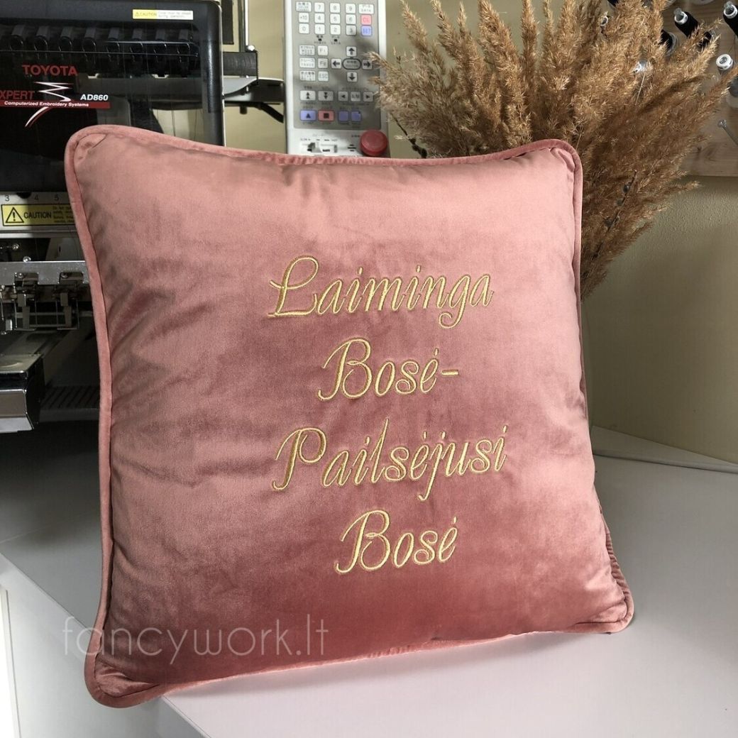 Siuvinėta pagalvėlė "Laiminga Bosė"