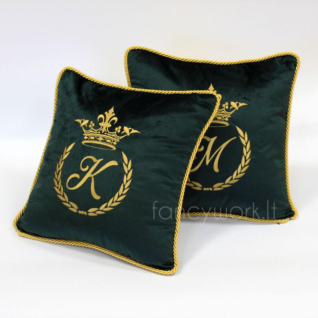 Siuvinėta pagalvėlė su dek. virvele 45x45