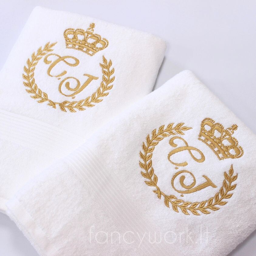 Rankšluostis su inicialu "Royal"