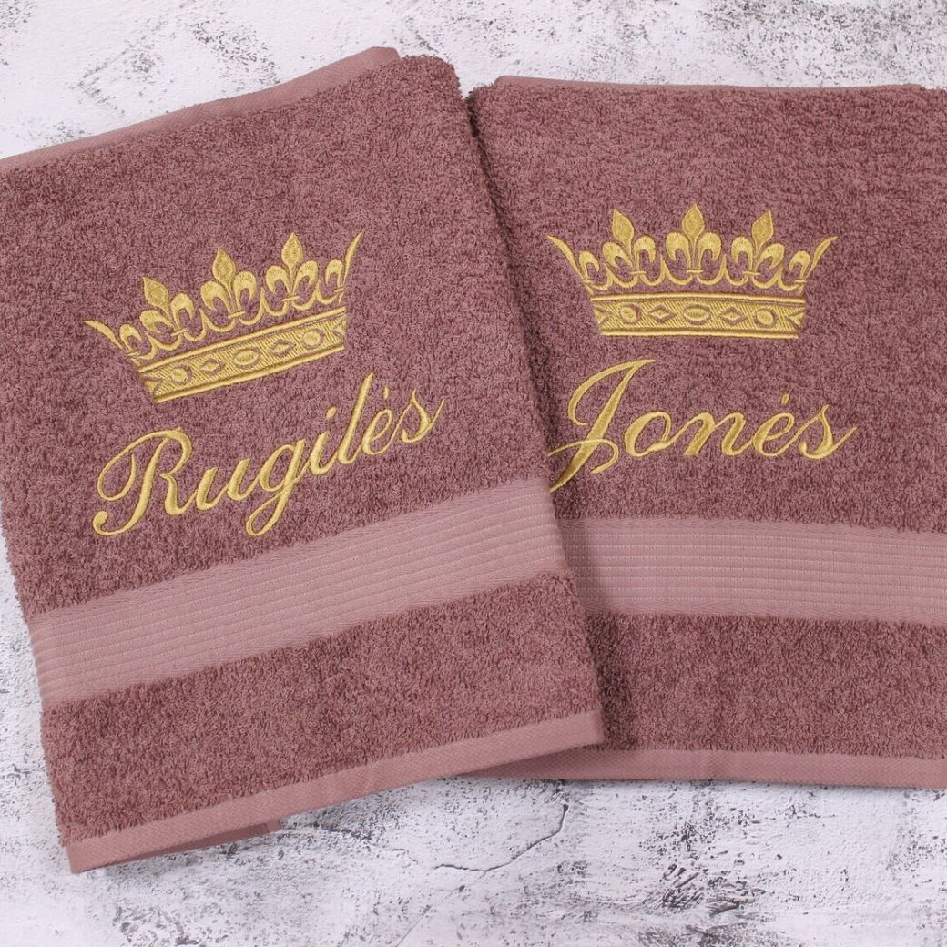 Rankšluostis su karūna ir vardu