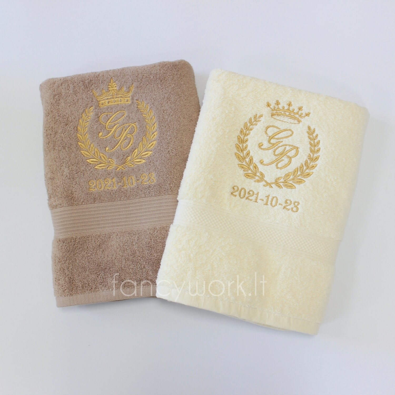 Rankšluostis su inicialais ir data
