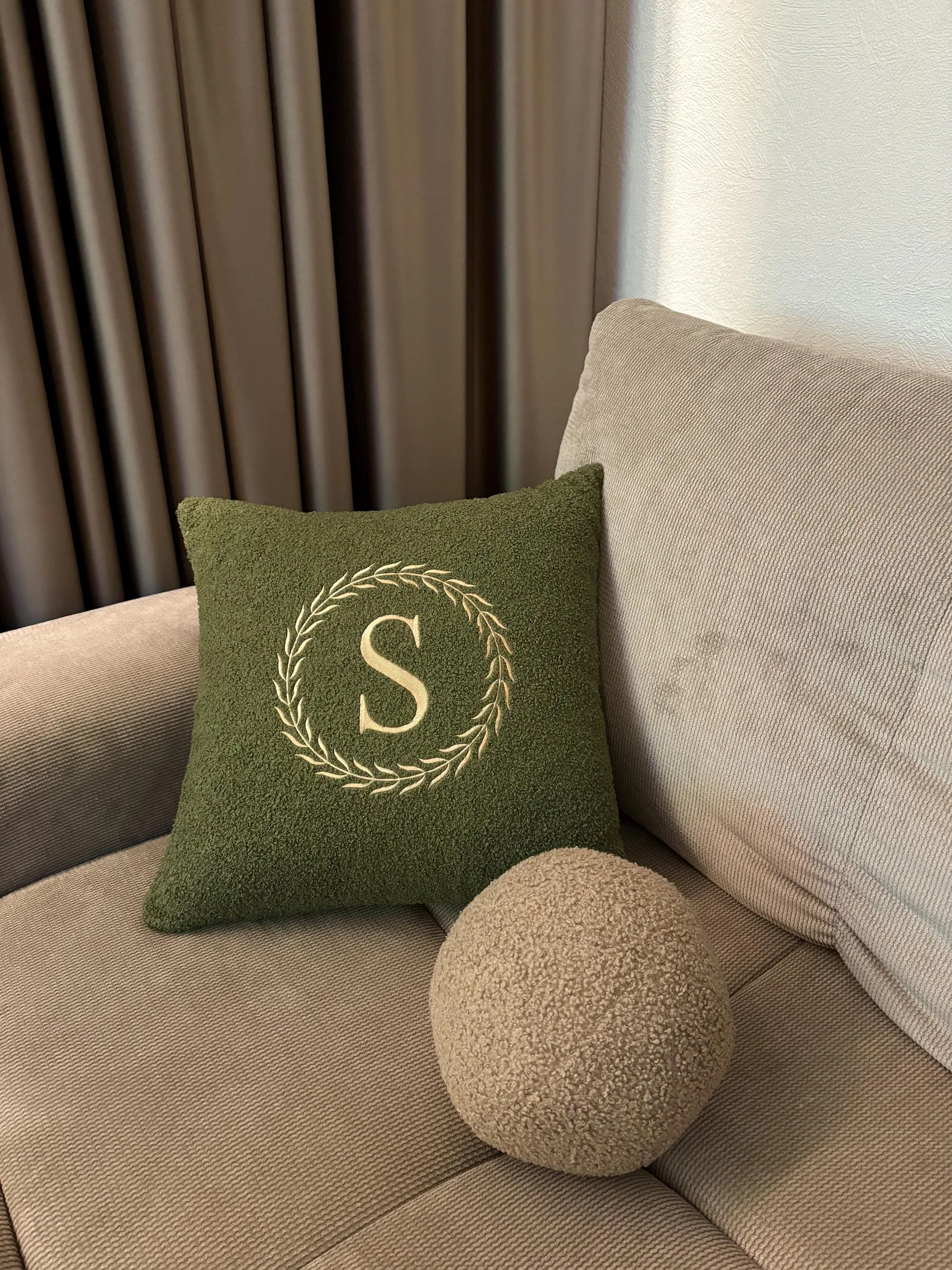 Teddy siuvinėta pagalvėlė su inicialu ROUND