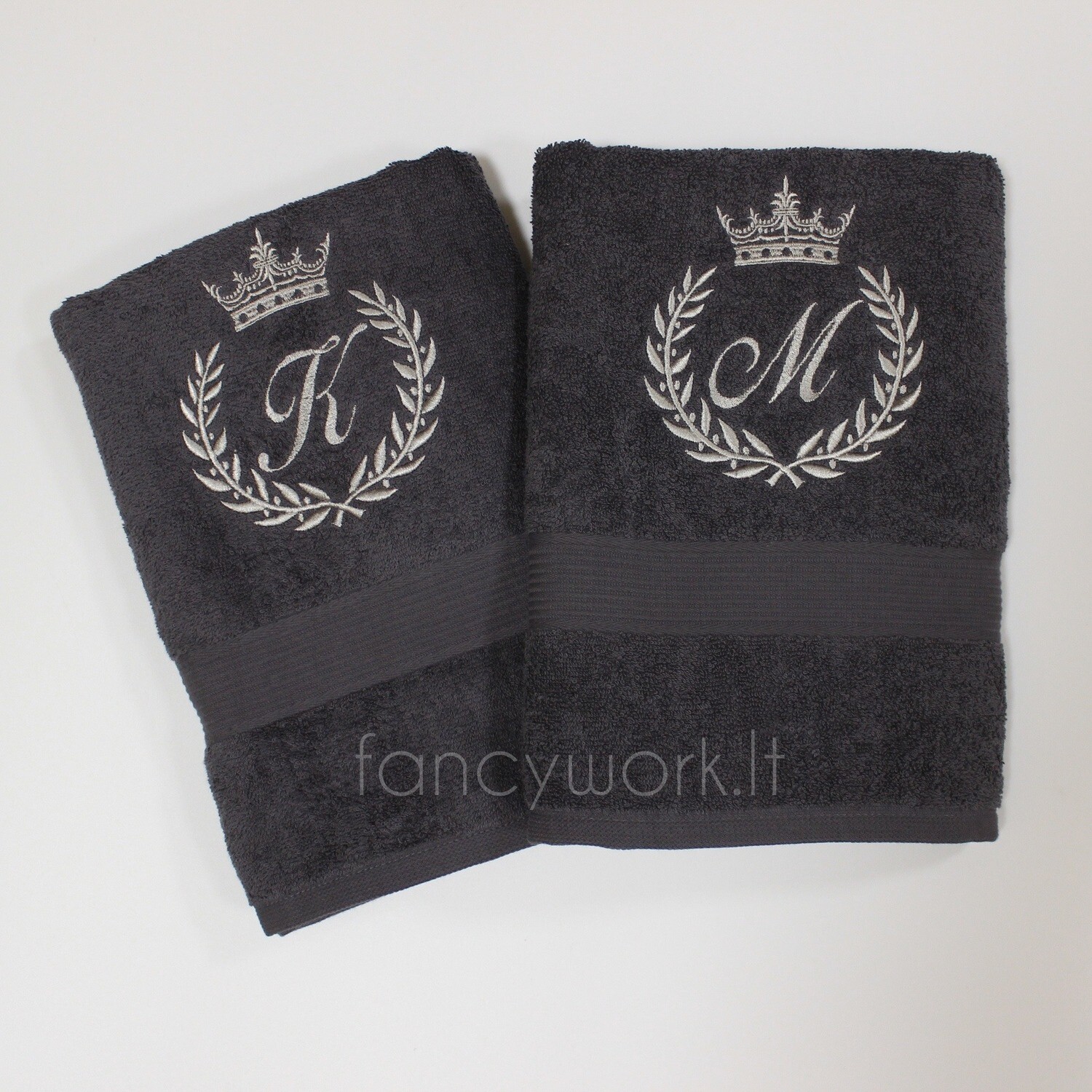 Rankšluostis su inicialu "Crown 3"