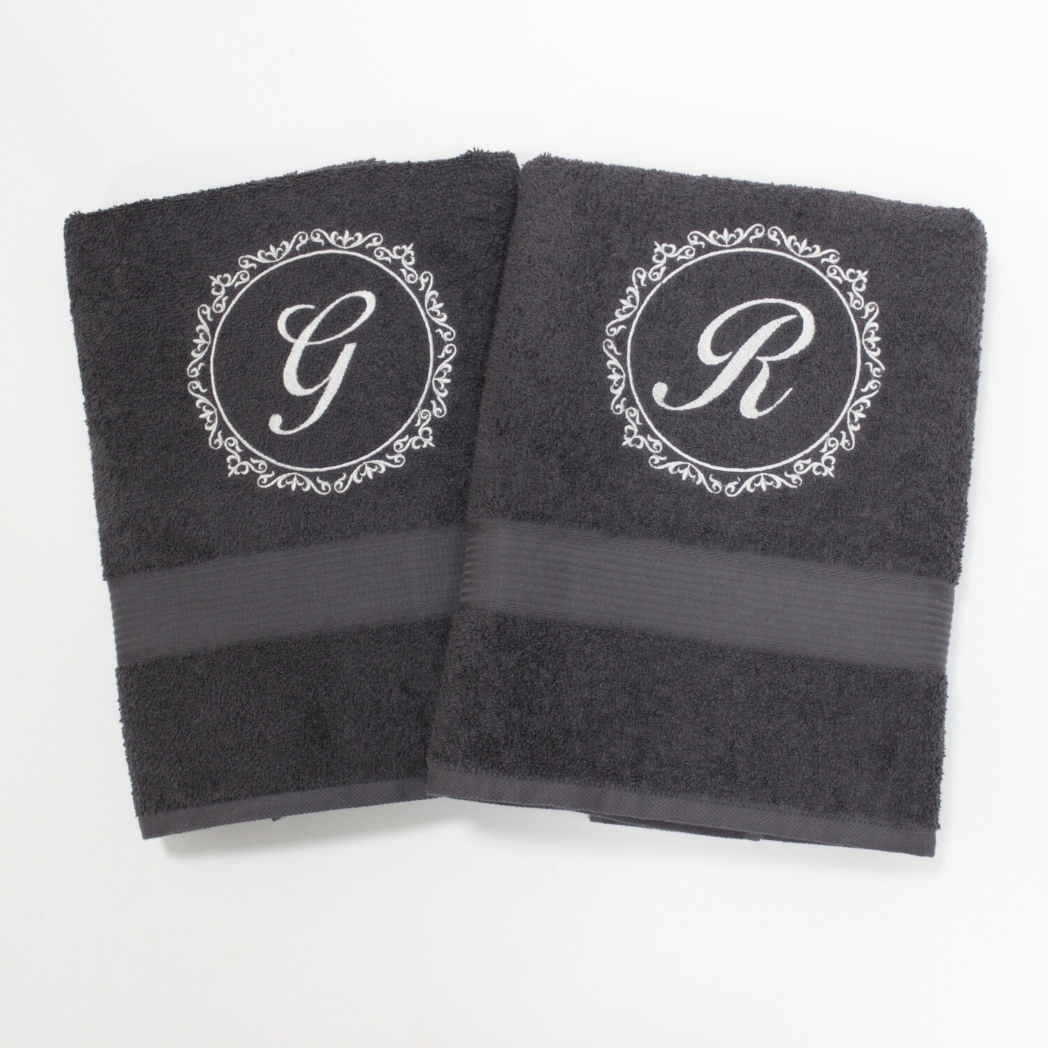 Rankšluostis su inicialu "Round"