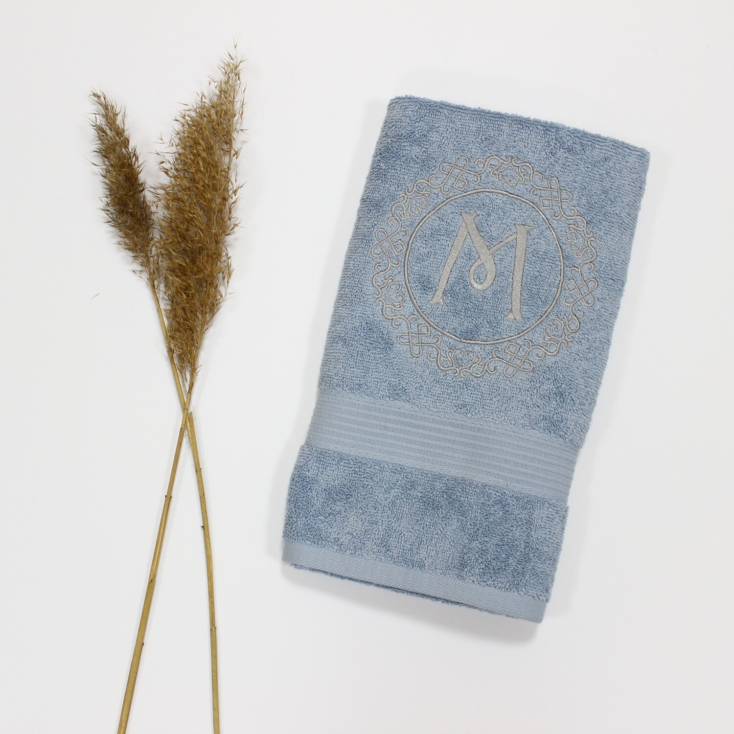 Rankšluostis su inicialu "Ornaments"