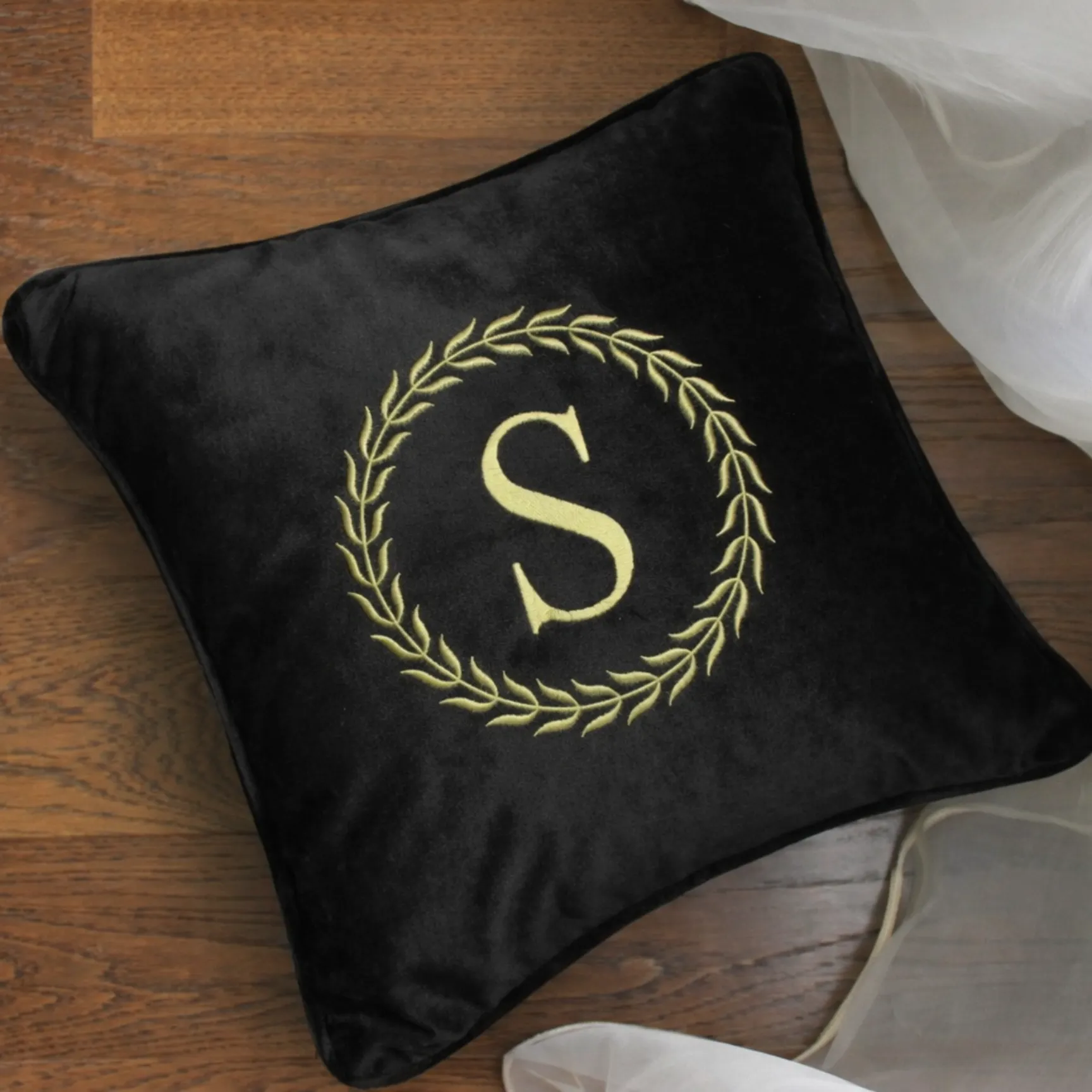 Siuvinėta pagalvėlė su inicialu ROUND