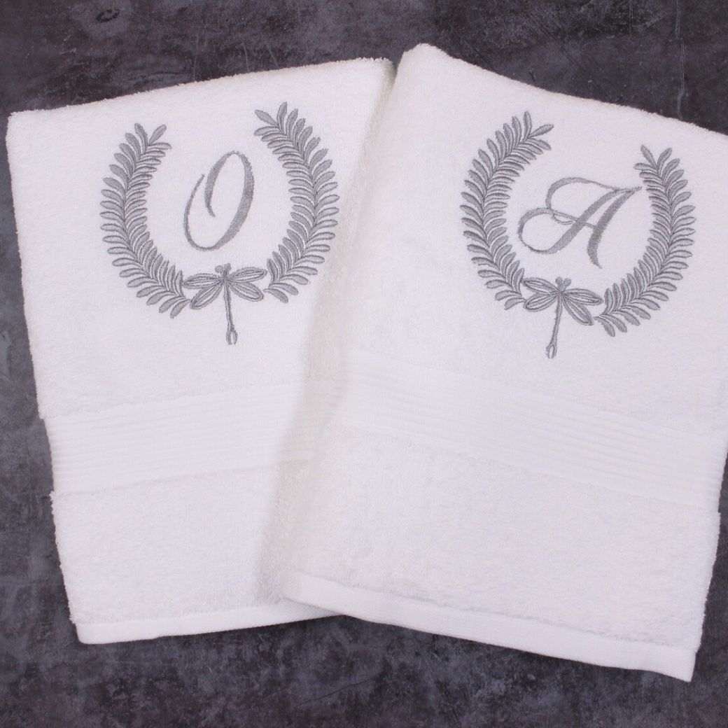 Rankšluostis su inicialu "Dragon-fly"