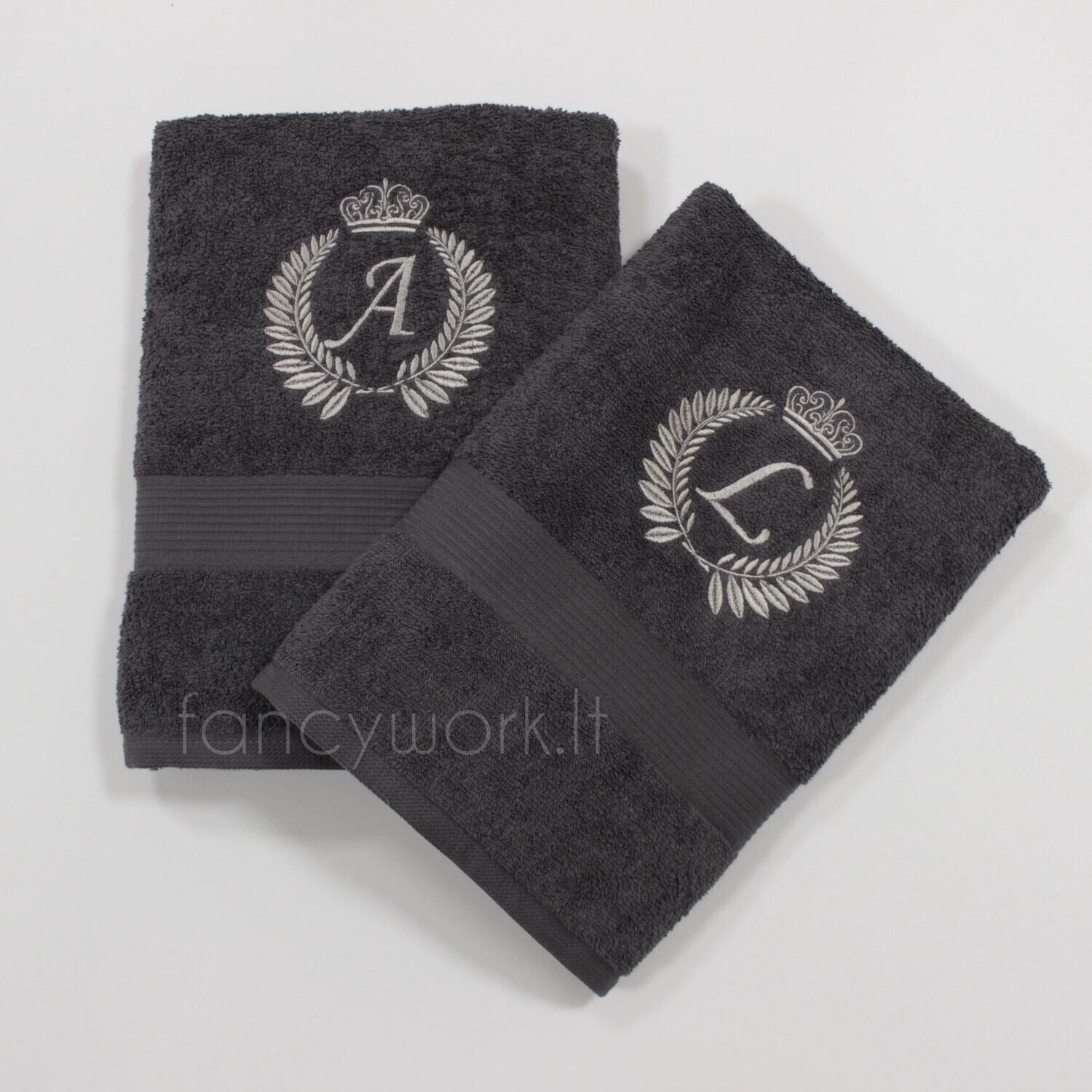 Rankšluostis su inicialu "Wings"