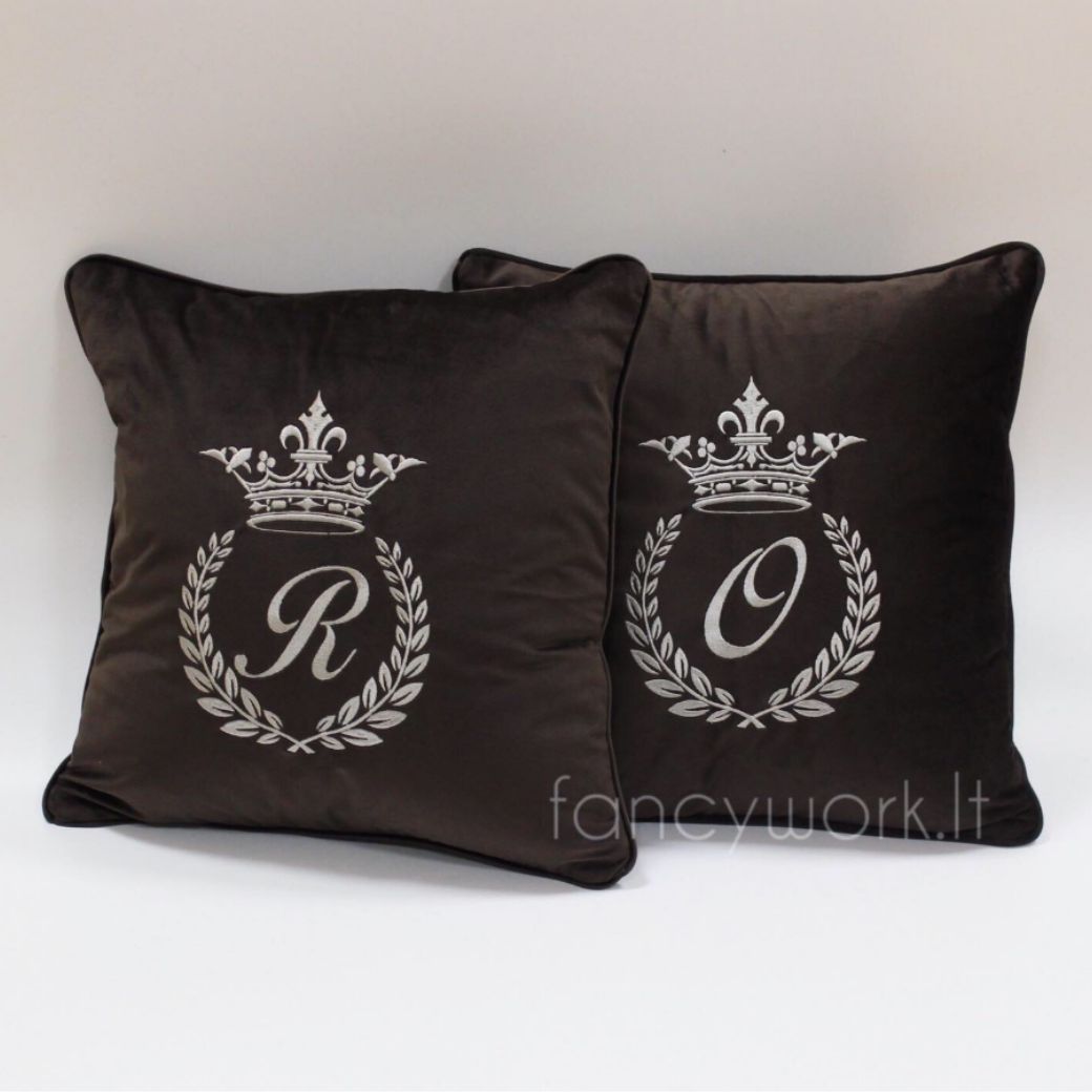 Siuvinėta pagalvėlė su inicialu CR1