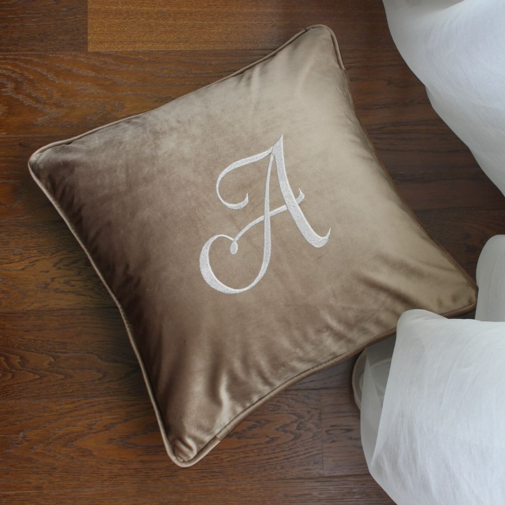 Siuvinėta pagalvėlė su inicialu "Basic letter"