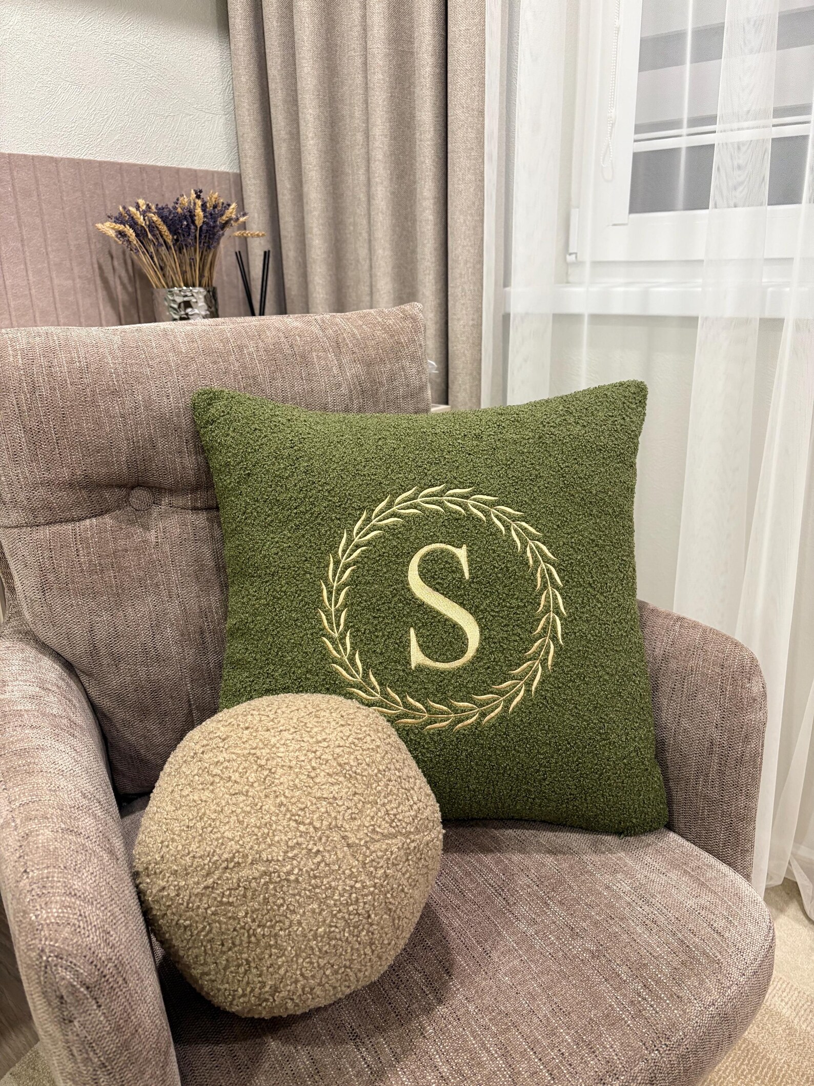 Teddy siuvinėta pagalvėlė su inicialu ROUND