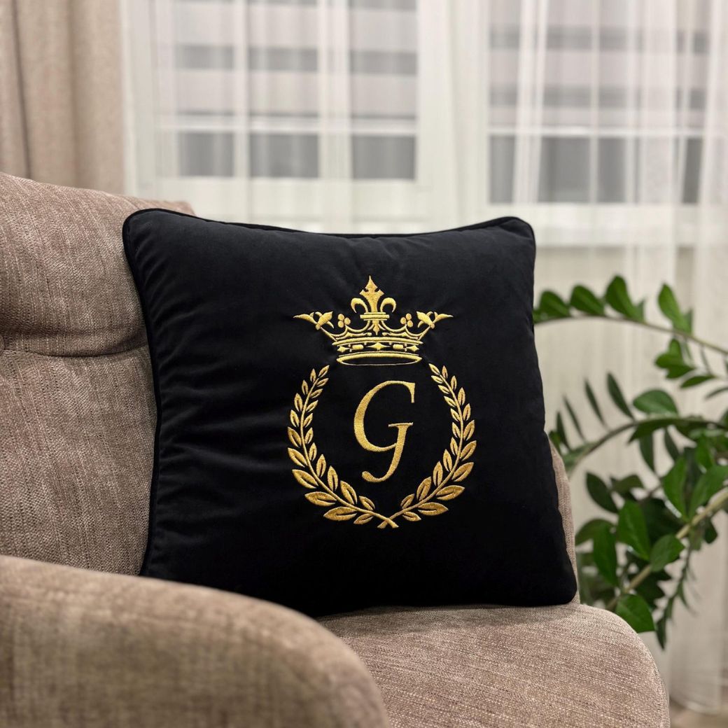 Siuvinėta pagalvėlė su inicialu CR1