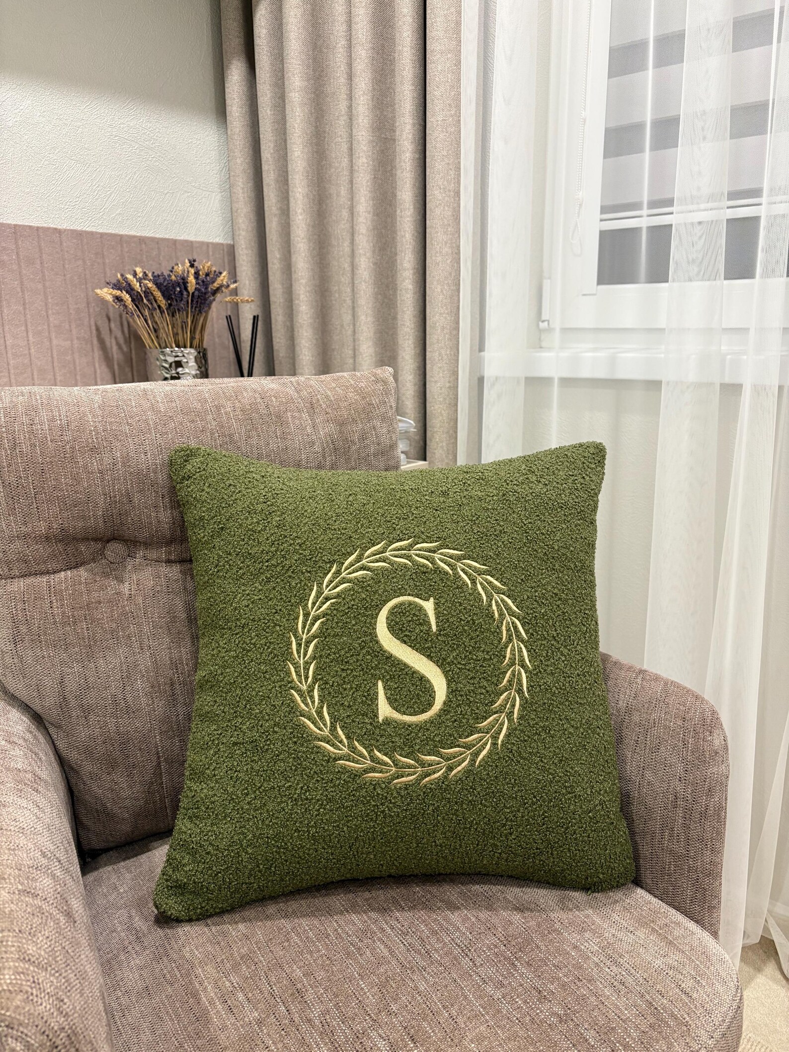 Teddy siuvinėta pagalvėlė su inicialu ROUND