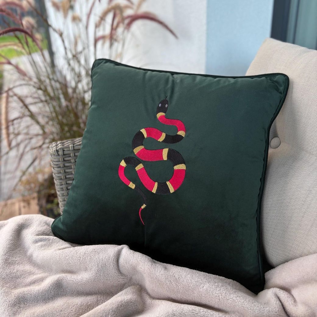 Siuvinėta pagalvėlė "Gyvatė"