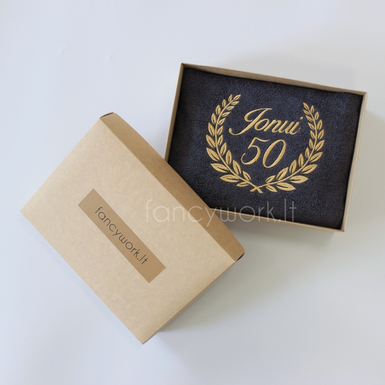 Rankšluostis su vardu ir metais