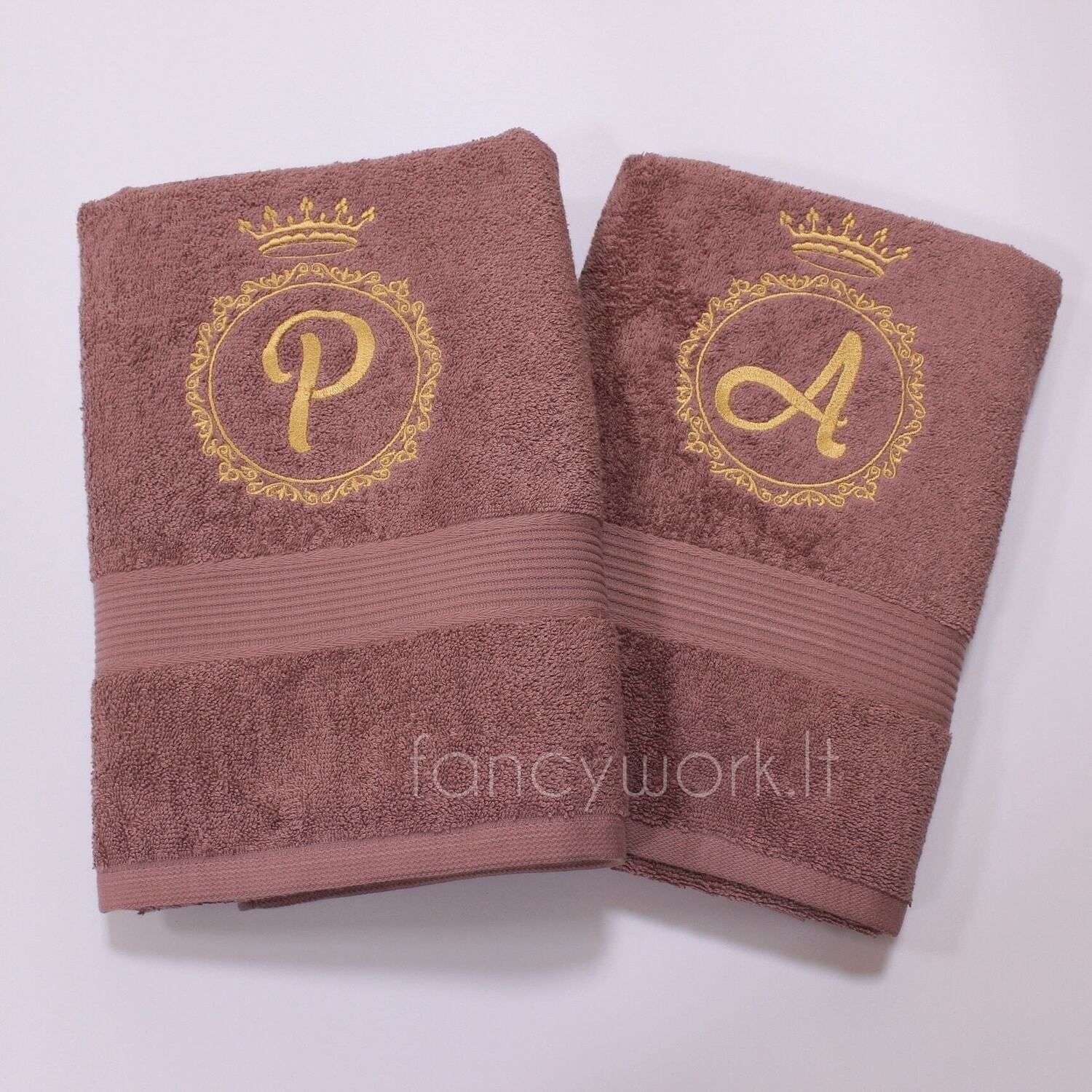 Rankšluostis su inicialu "Round crown"