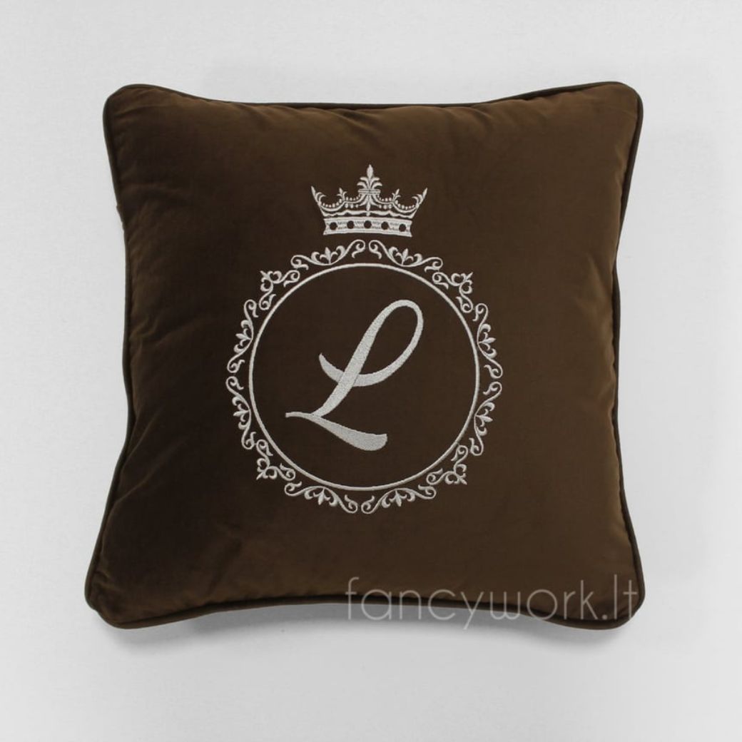 Siuvinėta pagalvėlė su inicialu CR3