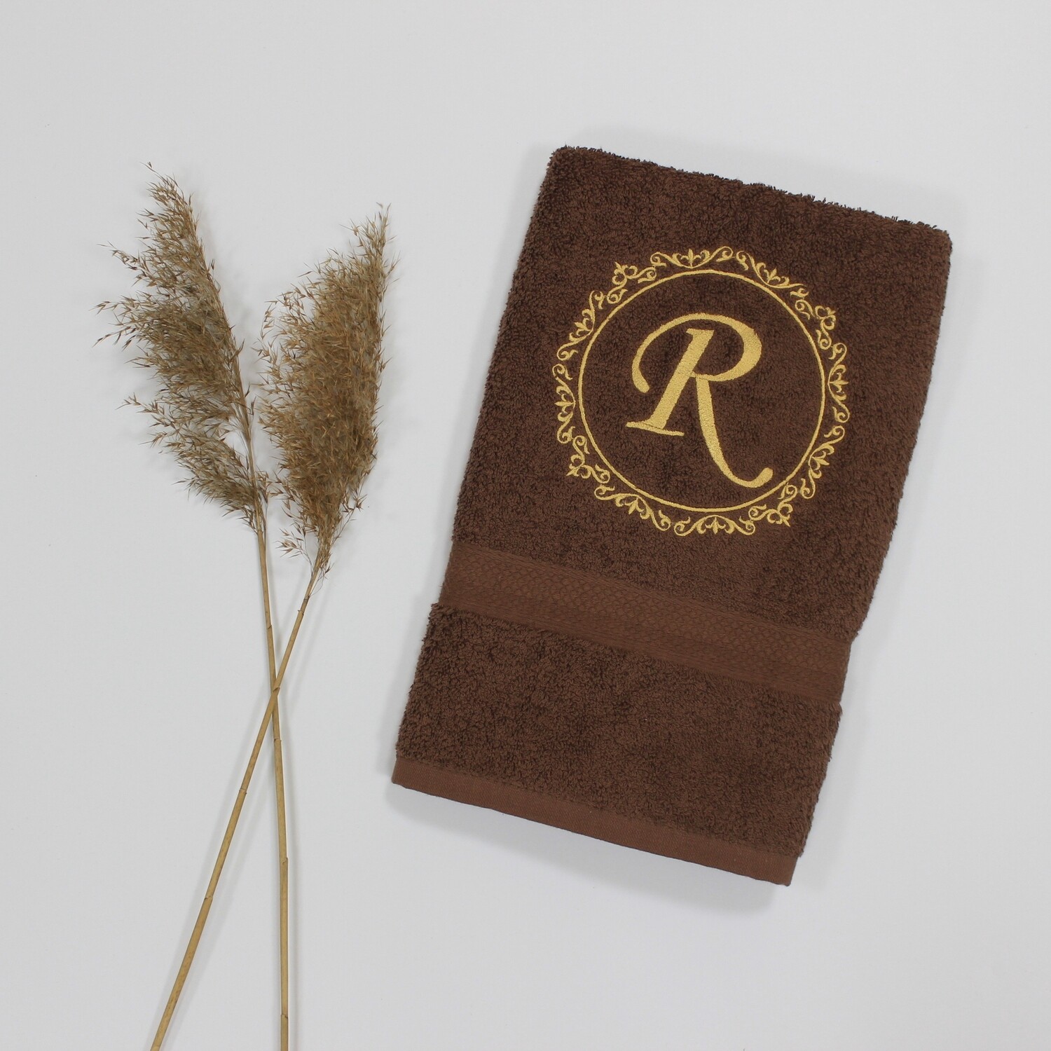 Rankšluostis su inicialu "Round"