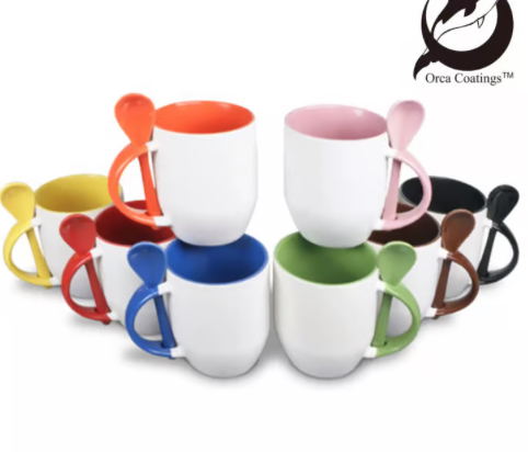Tasses à café colorées avec cuillère