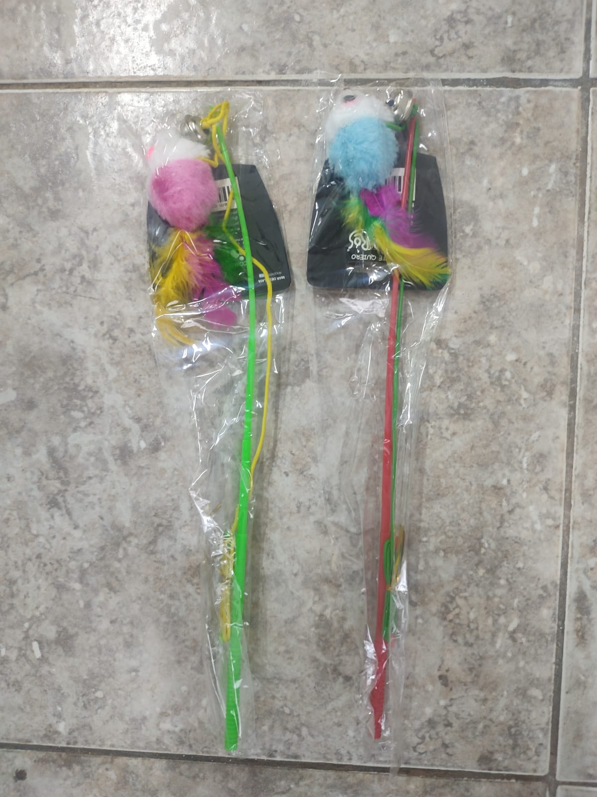 Varita con ratón, cascabel y plumas