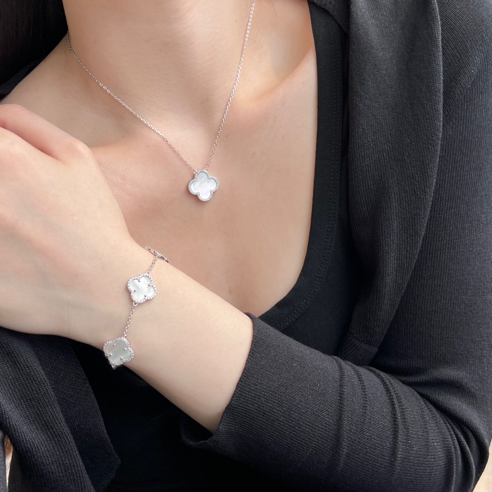Clover Alpha White Shell Sterling Silver Bracelet