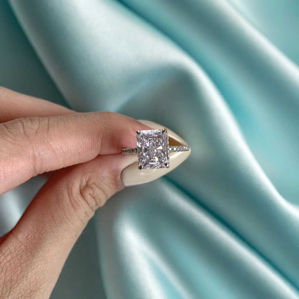 ALICE 4 CARAT DIAMOND-LIKE STERLING SILVER RING