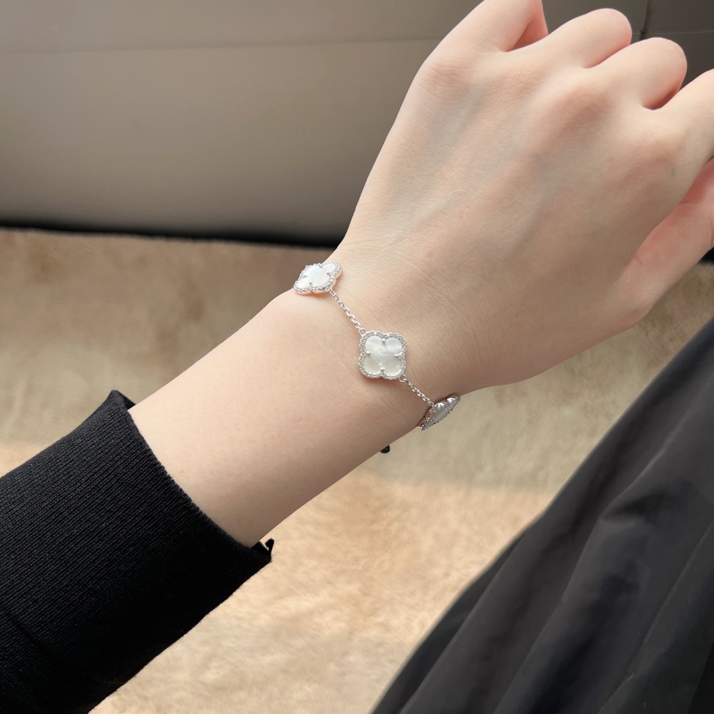 Clover Alpha White Shell Sterling Silver Bracelet