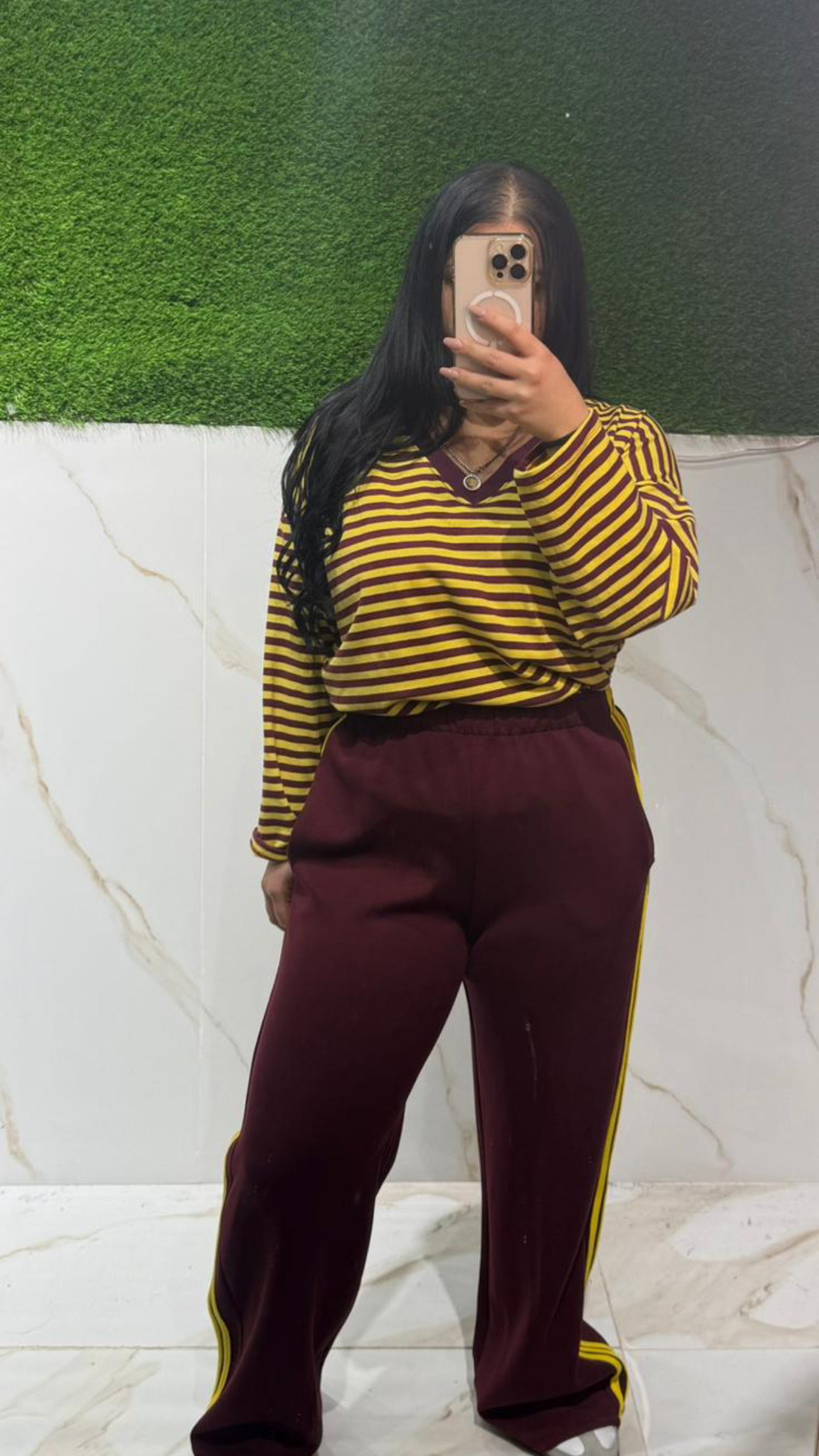 Pant bordeaux con strisce gialle 