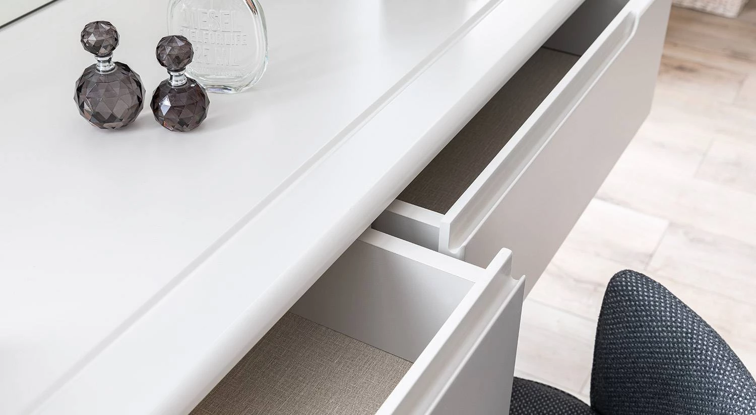   Milas Schminktisch mit Spiegel